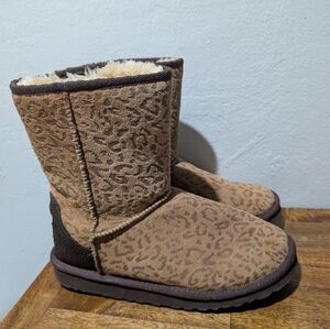 UGG Women's Classic Short Sheepskim Sherpa Lined Boots Cheetah Print SZ 8‎